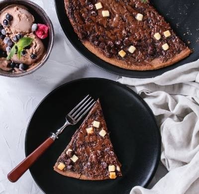 Chocolate Pizza: A delicious experience that combines dessert and pizza!